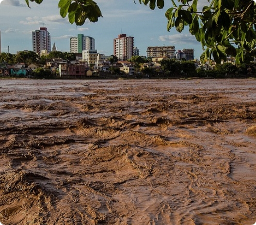 Cidade de Linhares atingida pela lama