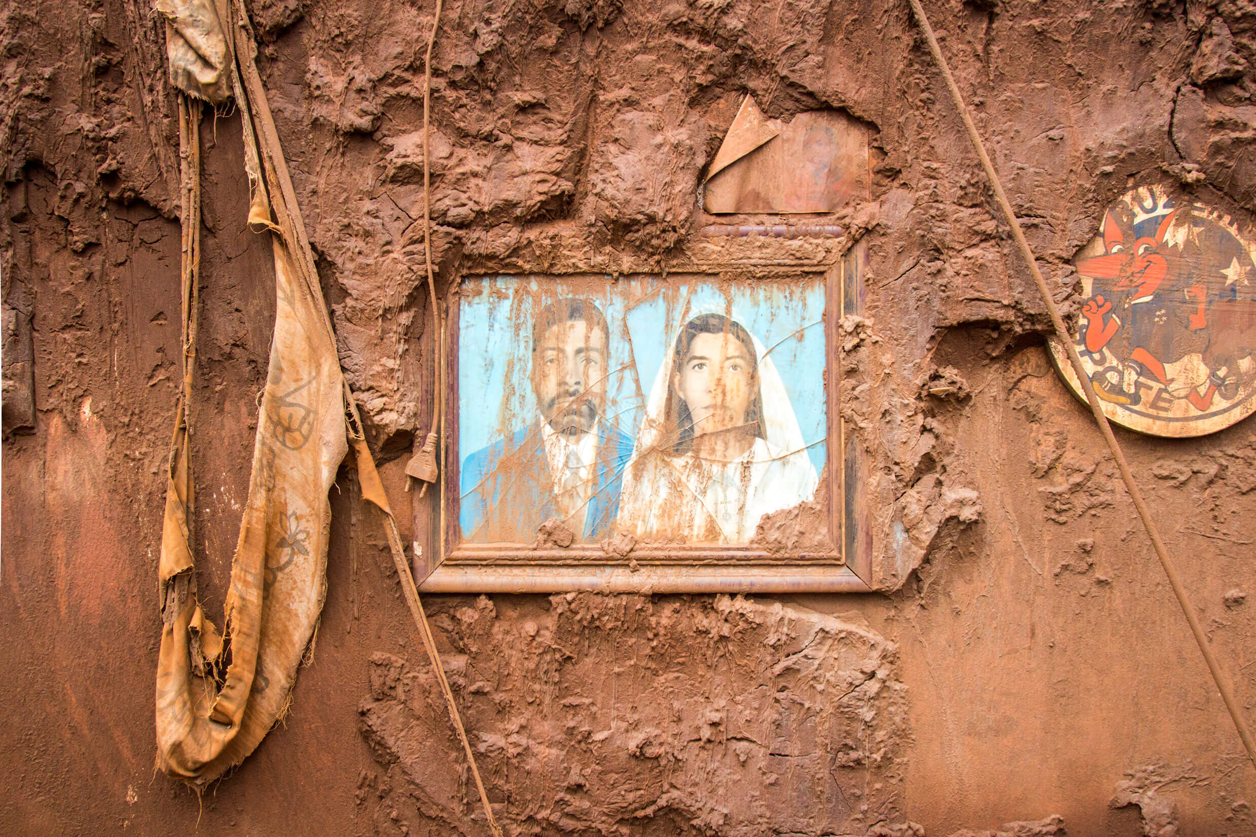 Imagem do quadro de um casal tomado pela lama. Créditos: Romerito Pontes