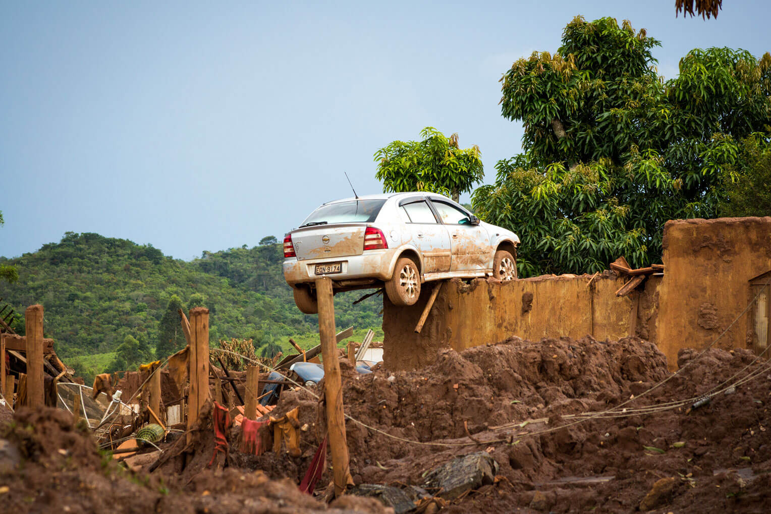 Carro em cima de uma casa após a devastação da lama.  Créditos: Romerito Pontes