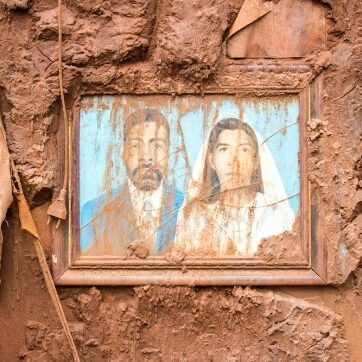 Retrato de um casal destruído pela lama.