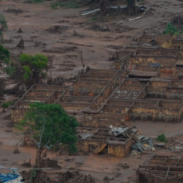 Imagem aérea de Bento Rodrigues devastada. Créditos: Antonio Cruz/Agência Brasil